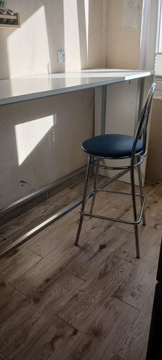 Stół barowy z hokerem