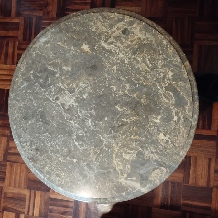 Mesa redonda com pedra mármore