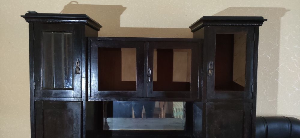 Старовинний сервант (буфет)