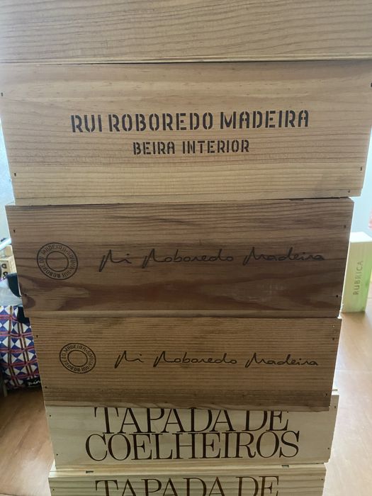 Caixas madeira de vinhos