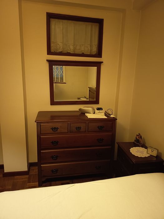Mobília de quarto em madeira maciça