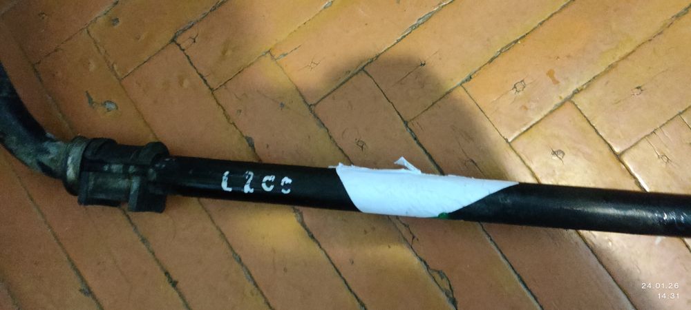 Передня стійка стабілізатора  Mitsubishi L200