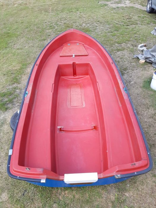 Sprzedam dużą łódkę wędkarską.