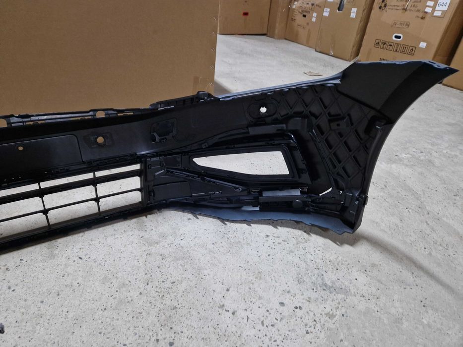 Передний бампер (стиль R-Line) на Volkswagen Passat B8 2014-2019 года.