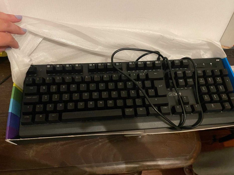teclado semi novo em caixa tecla q funciona mal
