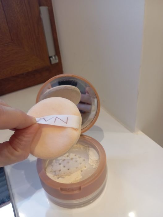 Transparentny puder do twarzy firmy Nam