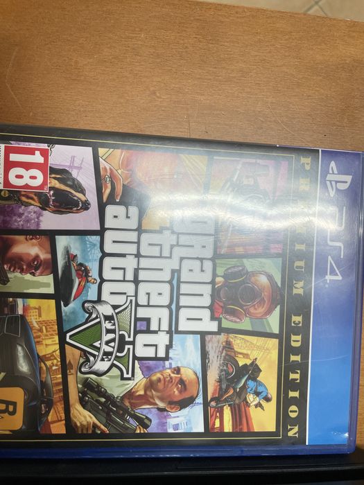 Ps4 com 2 jogos.