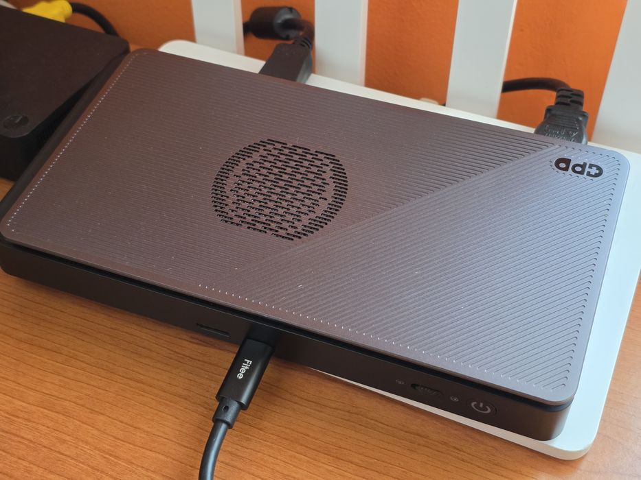 E-GPU - GPD G1 - Radeon RX 7600M XT 8GB - Thunderbolt 4