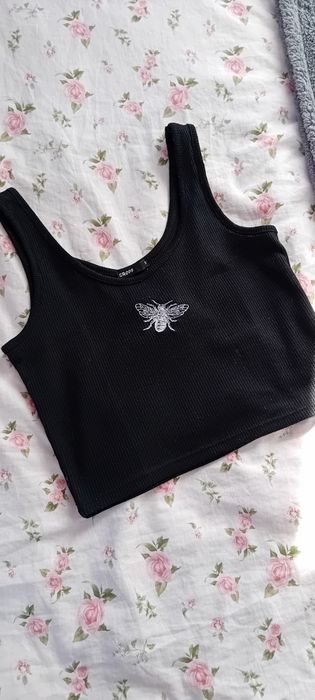 Czarny top crop z haftem z motywem owada