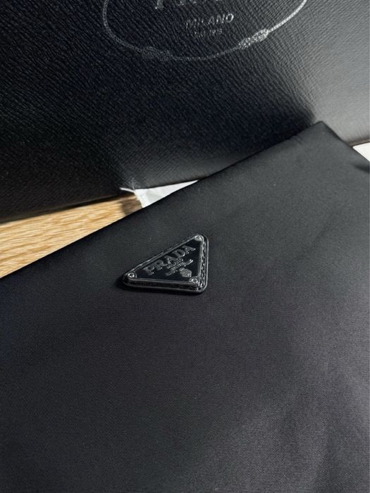 Гаманець чоловічий чорний з нейлону на блискавці Prada