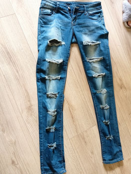 Jeansy damskie z dziurami