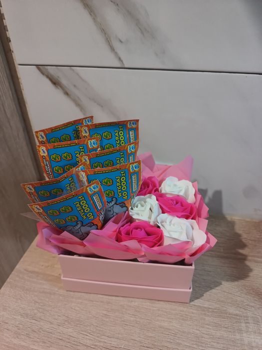 Box w pudełku ze zdrapek i róży mydlanych na urodziny/imieiny na każdą