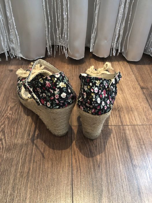 Sandałki damskie na koturnie ze sznurka.