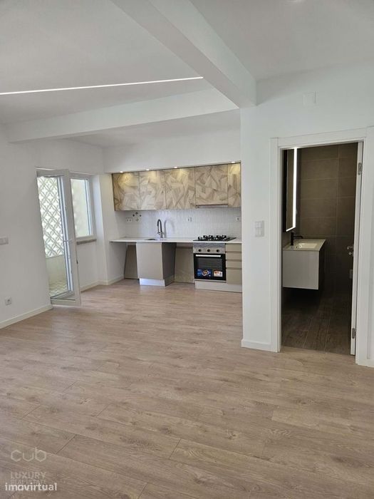 Apartamento T2 Remodelado no Coração de Almada — Elegância, Luz e Cent