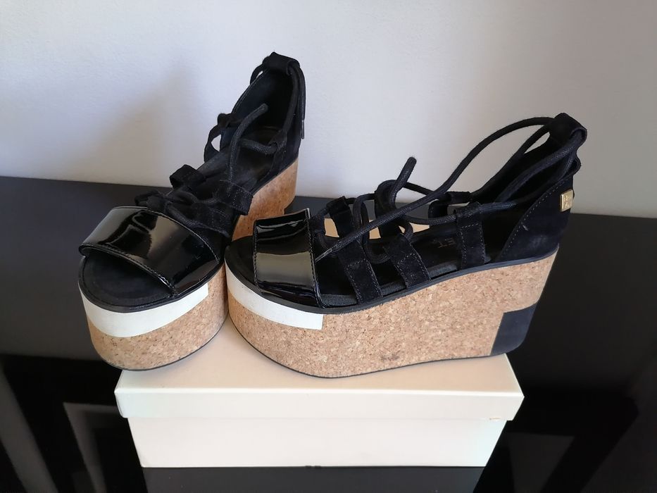 Sandálias de plataforma pretas de verniz