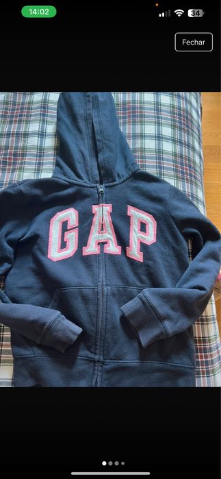 Casaco Gap azul com detalhes rosa