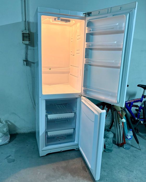 Vende-se frigorífico combinado branco INDESIT BIAAA 13P