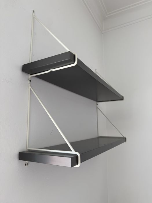 Duas prateleiras do Ikea