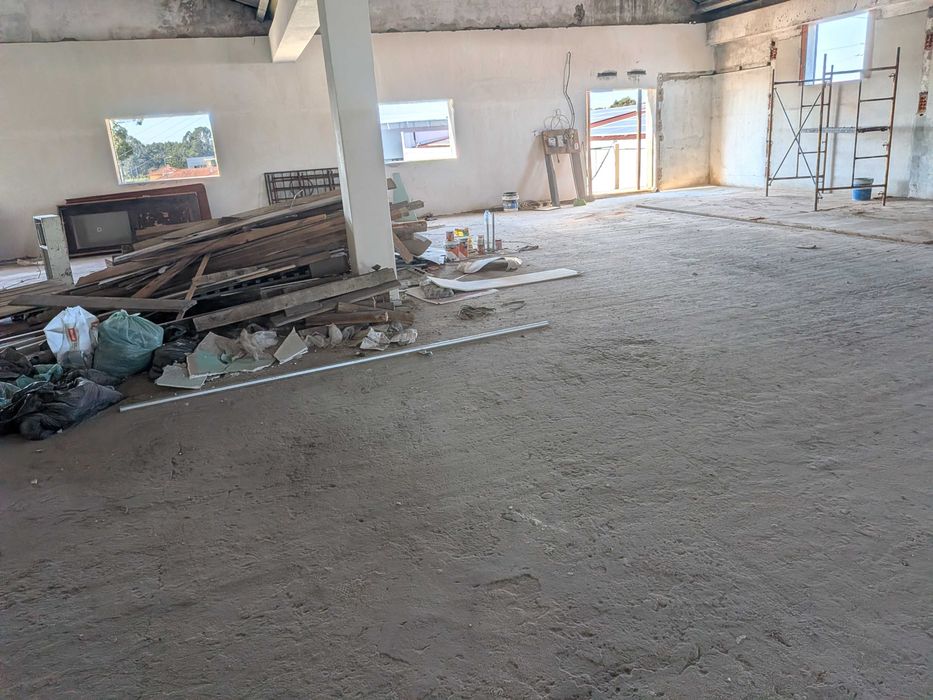 Espaço comercial amplo no 1º andar de predio misto com 320m2 - Esgueira (Junto stands auto luxo)