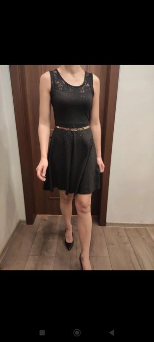 Czarna sukienka z paskiem