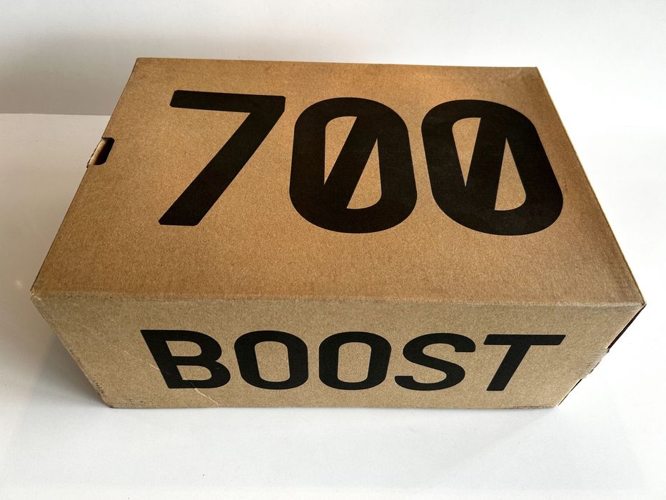 Yeezy boost 700 Inertia size 43 com caixa original preço negociável
