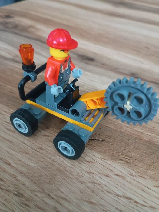 LEGO City Brzęczysław Piła na placu budowy