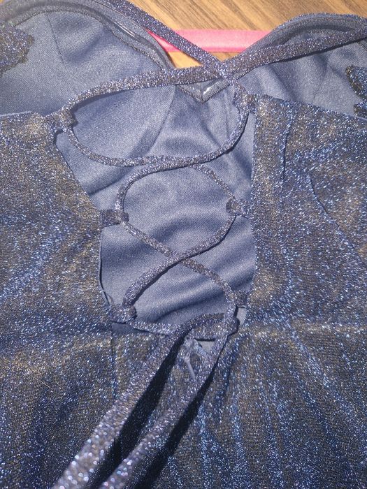 Granatowa błyszcząca sukienka balowa, wieczorowa