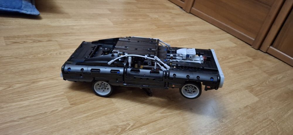 Продаю б/у лего техник машину додж чанжер