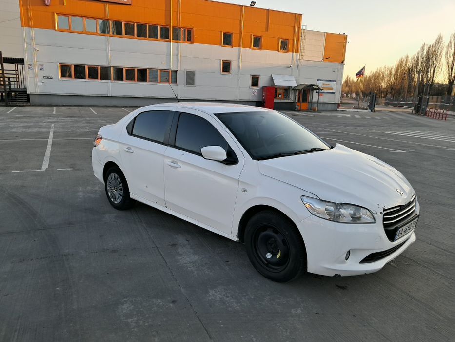 Автомобиль Пежо..
