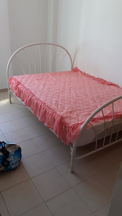 Cama casal vintage robusta em ferro com cabeceira