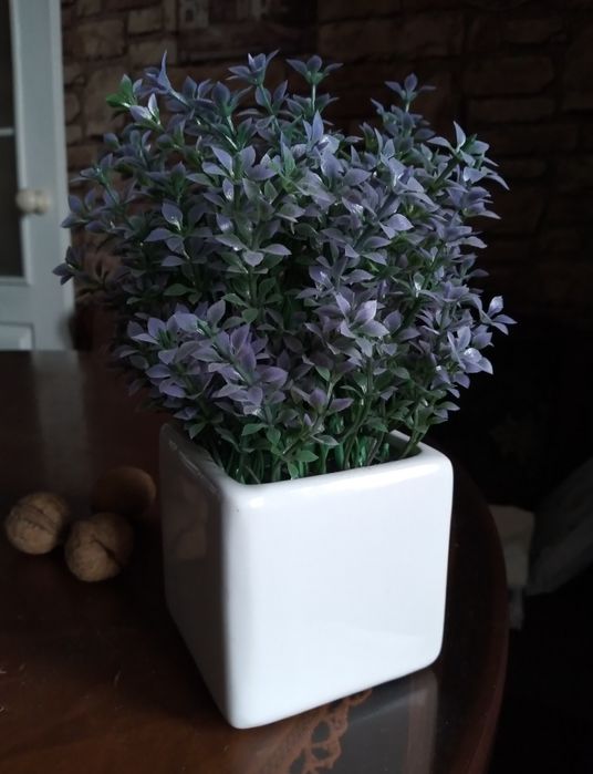 Штучні квіти лаванда  у керамічному горщику