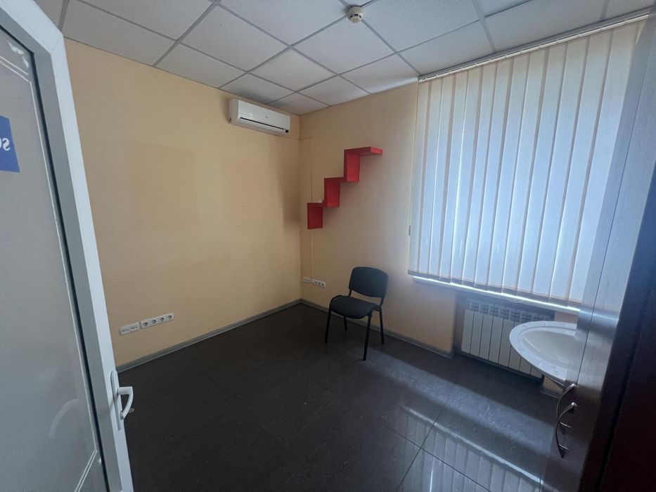 Продаж фасадного офісу 130 м² — вул. В. Лобановського (р-н Металургів)