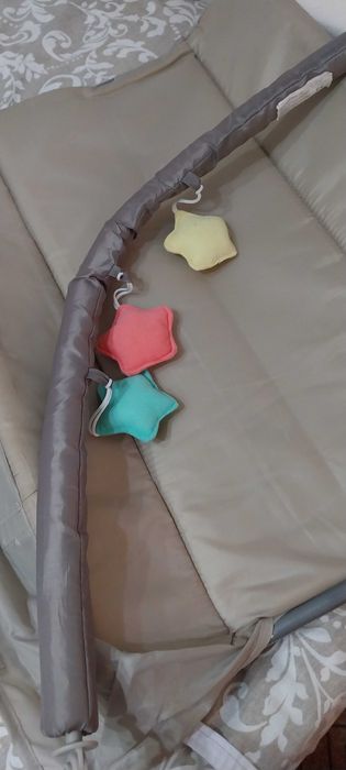 Berço de viagem com trocador e colchão.