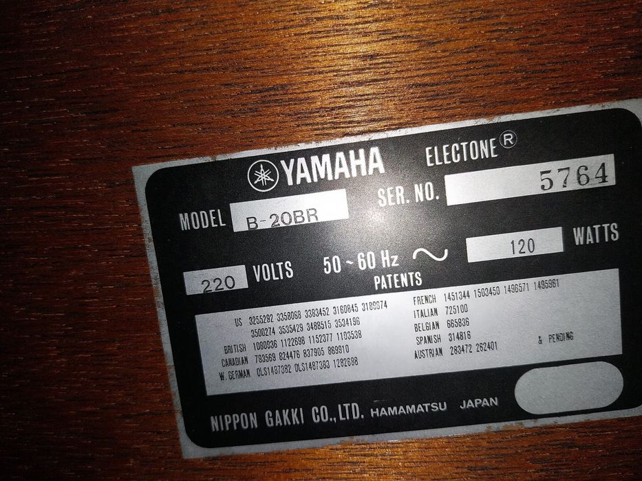 Orgão Yamaha em móvel de teclado duplo modelo B-20BR e sintetizador