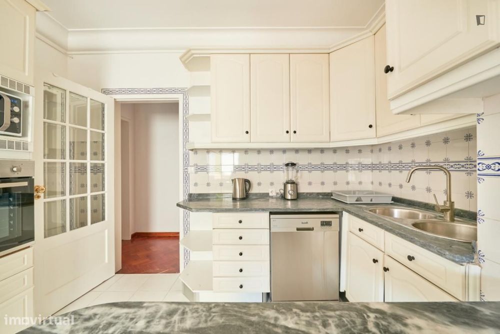 Quarto - localizado em São Sebastião Lisbon