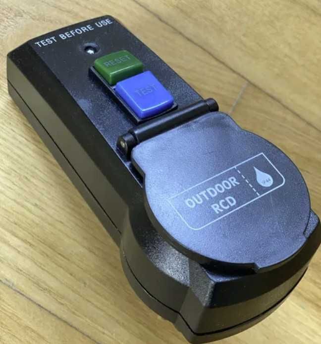 Zewnętrzny adapter do gniazda z RCD wyłącznik automatyczny