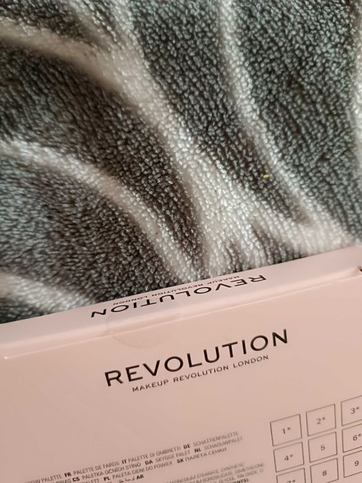 Paletka cieni Makeup Revolution Nikki Lilly Nowa