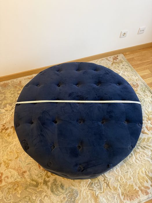 Pufe capitone azul veludo