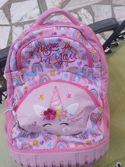 Mala de crianca (menina) com rodas, muito bem estimada.