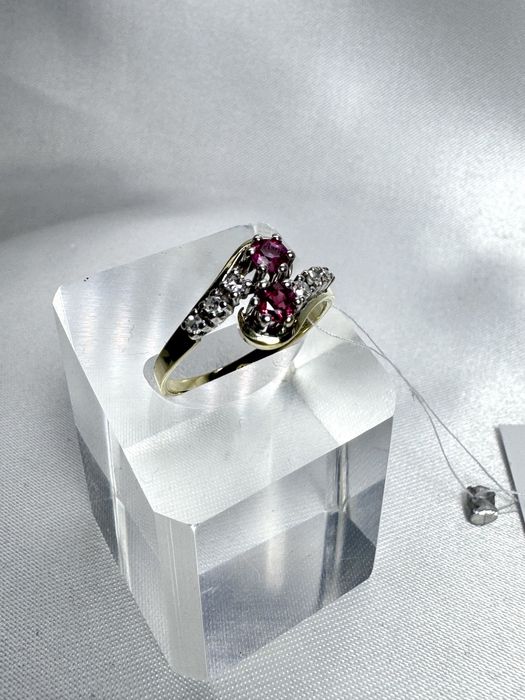 Золота каблучка з діамантами та рубінами