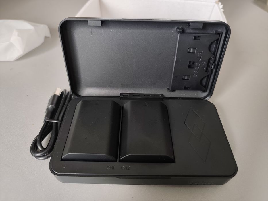 ładowarka do akumulatorów aparatu Sony NP-FZ100 wraz z dwoma bateriami