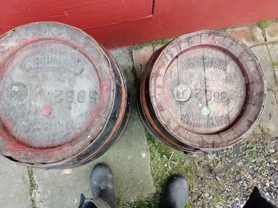 Stare masywne beczki