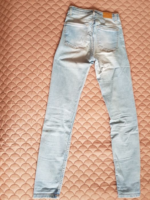 Jasne spodnie Bershka