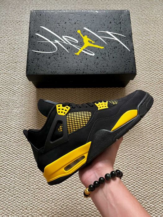 Jordan 4 RetroThunder unisex w kolorze czarnym i żółtym41