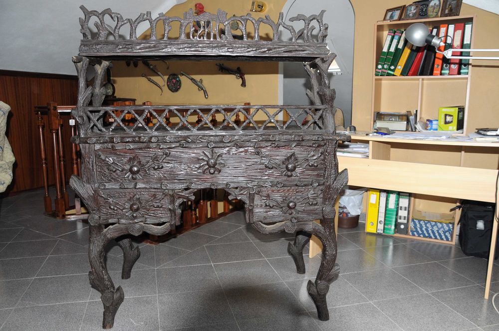 Secretaria, madeira trabalhada, Há mais 150 anos na família