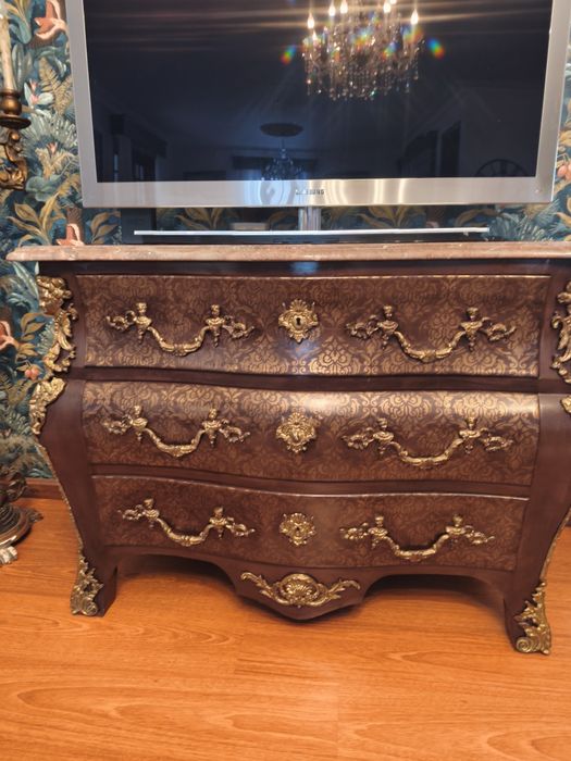 cómoda de estilo Luís XV pintada