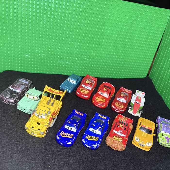 металлические машинки и карточки по мотивам мультфильма «Тачки»