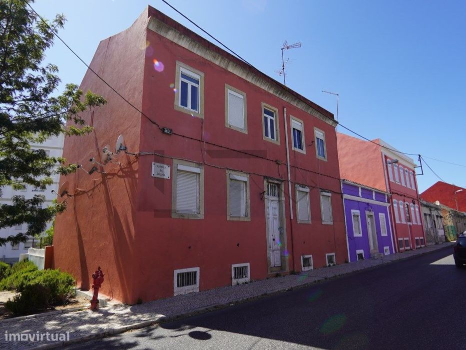 Prédio com 6 Apartamentos para Reabilitação em Marvila, Lisboa