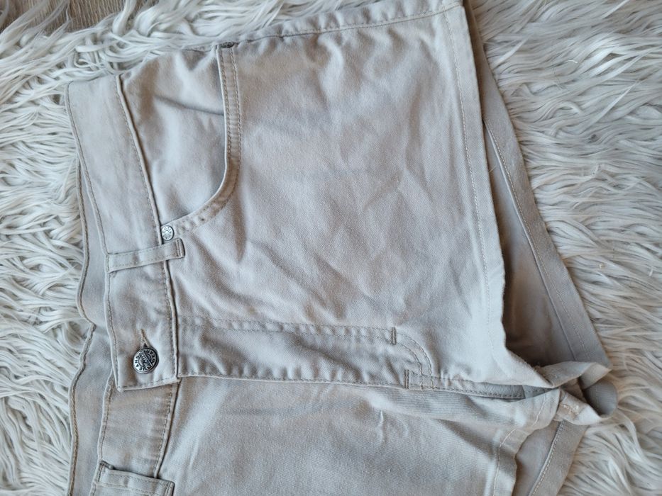 Beżowe krótkie spodenki