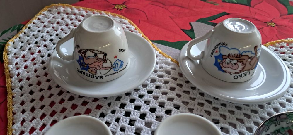 Conjunto de chávenas de café. Oferta do pano de renda .